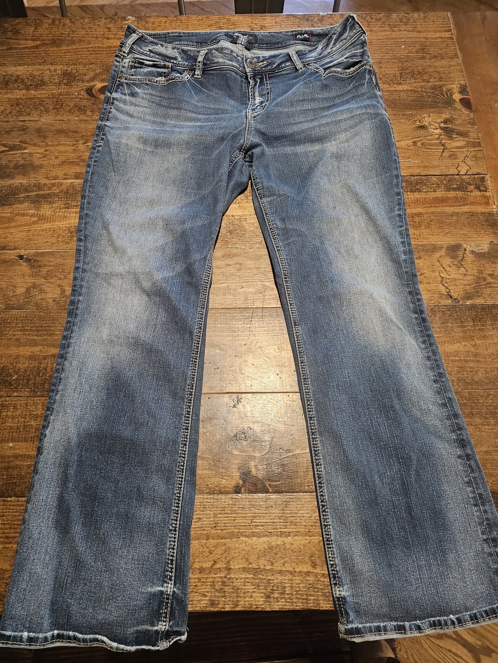 Silver Jeans Women's Boot Cut Jeans in Faded Blue Wash